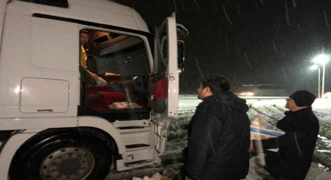 Amasya'da yolda mahsur kalan tır sürücülerine yardım