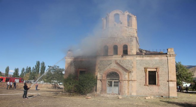 Tinerciler tarihi Oltu Kilisesini yaktılar