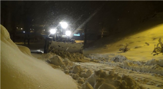 Yarım metre kar yağdı, araçlar yolda kaldı