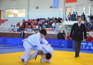 10 ilin öğrencileri judoda yarıştı