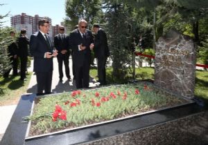 Davutoğlu ndanTürkeş in kabrine ziyaret