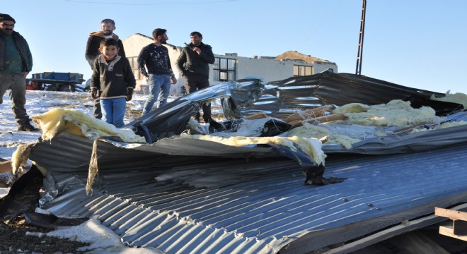 15 evin çatısı söküldü, elektrik telleri koptu