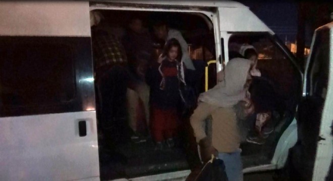 15 kişilik minibüsten 53 kaçak göçmen çıktı