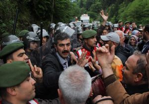 Erzurum-Rize yolunda HES protestosu