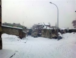 Pasinler’de 12 köy yolu kapandı