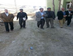 AK Partililerden köy çıkarması