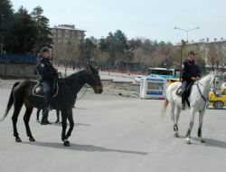 Kadın atlı polisler devriyeye çıktı