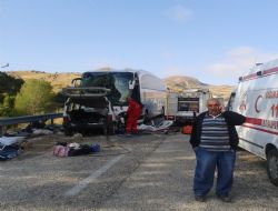 Otomobil yolcu otobüsü ile çarpıştı: 5 ölü