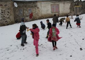 Karaçoban’da eğitime kar engeli