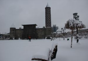 Erzurum’da kar sevinci