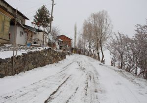 Oltu’da 40 köy yolu kapandı