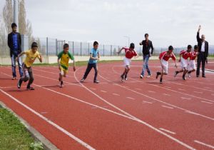 Öğrenciler atlet olmak için yarıştı