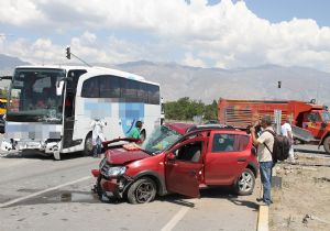Yolcu otobüsü otomobille çarpıştı: 1 ölü
