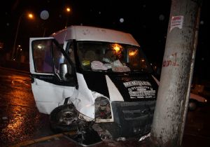 Servis araçları çarpıştı: 9 yaralı