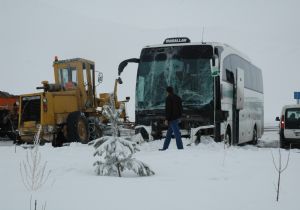 Greyderle yolcu otobüsü çarpıştı: 4 yaralı