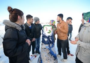 Kadına şiddeti kardan heykel ile kınadılar 