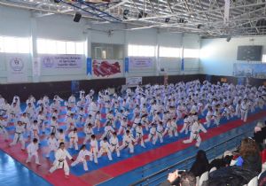 500 Karateciden 12 Mart Gösterisi