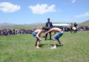 Erzurumlu pehlivanlar Karaurgan’da çayıra çıktı