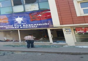AK Parti İrtibat Bürosuna saldırdılar