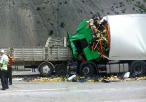 Erzincan yolunda Tır kazası: 2 yaralı