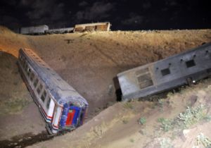 Trene bombalı saldırı: 3 yaralı 