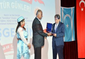 Irak Türkmenlerinden Hizmet ödülü