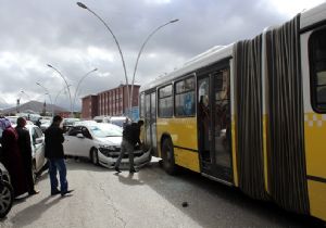 Otomobil otobüse çarptı, trafik tıkandı 