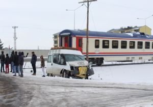 Horasan’da tren minibüse çarptı: 1 yaralı