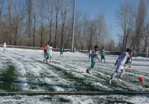 Karlı zeminde amatör futbol heyecanı