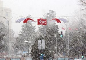 Erzurum baharda kışı yaşadı