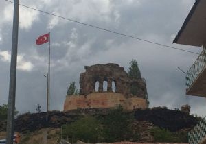 Tarihi İspir Kalesi’nde yangın
