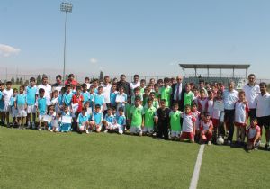 300 çocuk Yaz Spor okulu eğitimini tamamladı