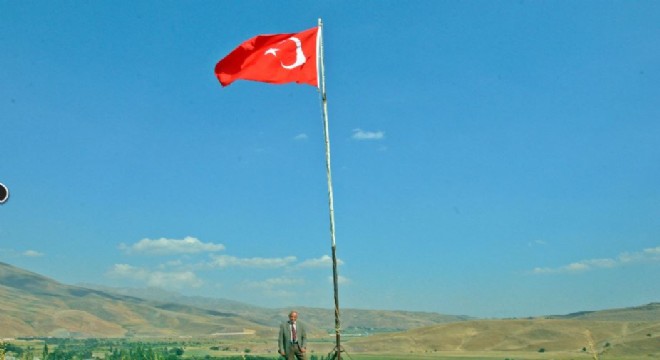 35 yıldır Türk bayrağını köyünde dalgalandırıyor