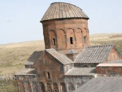 Ermeniler Anı’ya zarar veriyor
