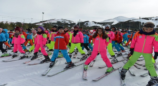 500 çocuk kayak eğitimi aldı