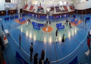 Okullar badmintonda yarıştı