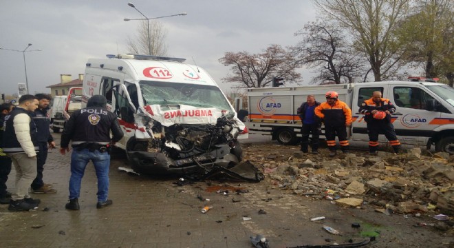 Ambulans traktörle çarpıştı: 7 yaralı