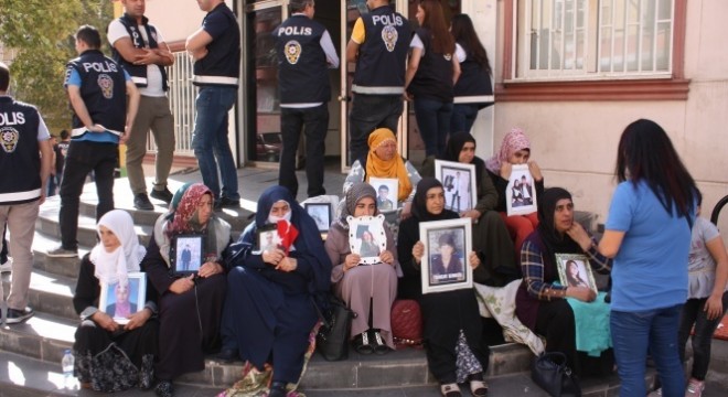 Annelerin HDP önündeki evlat nöbeti 24 üncü gününde