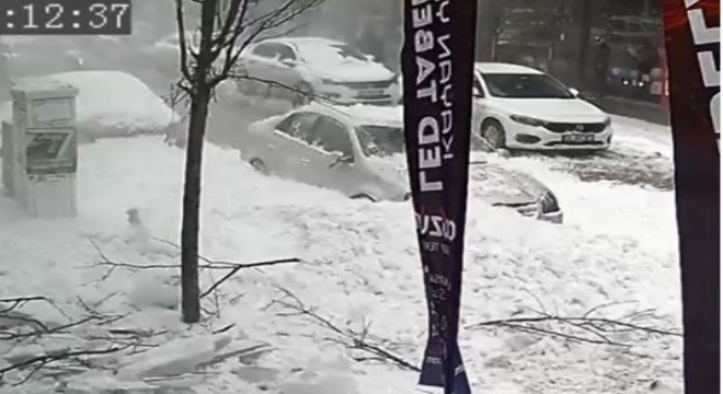 Araçlar kar kütlesinin altında kaldı