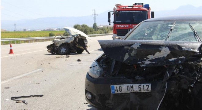 Aşkale’de feci kaza, araç ikiye bölündü:5 yaralı