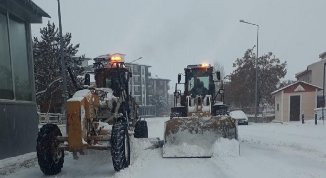 Aziziye’de karla mücadele çalışmaları devam ediyor