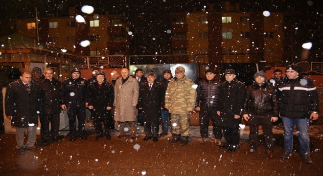 Azizoğlu yeni yılı asker ve polislerle karşıladı