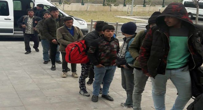 Bayburt yolunda 18 kaçak göçmen yakalandı