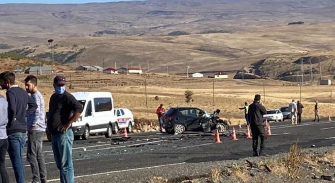 Bingöl yolunda ambulans ile otomobil çarpıştı: 7 yaralı