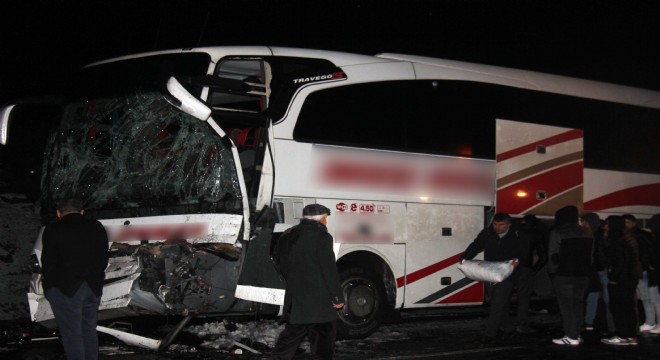 Bingöl yolunda tır ile otobüs çarpıştı: 8 yaralı