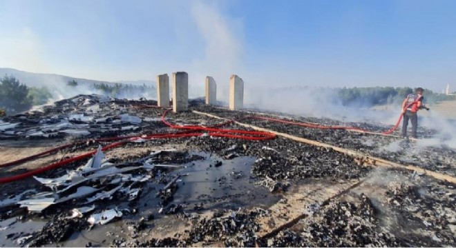 Boşaltılmış askeri alanda çıkan çatı yangını