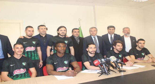Denizlispor’da 8 futbolcu imza attı