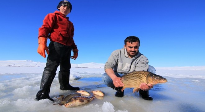 Donan gölde Eskimo usulü balık avı