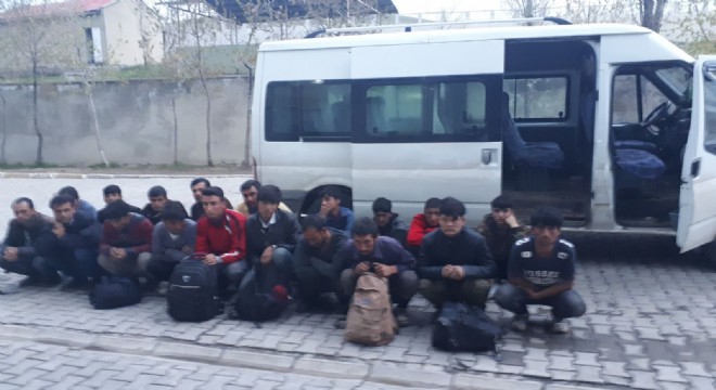 ‘Dur’ ihtarına uymayan minibüste 32 göçmen çıktı