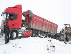 Erzurum-Kars yolunda buzlanma kazası